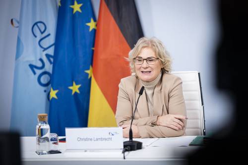 Terremoto politico in Germania: si dimette il ministro della Difesa Lambrecht